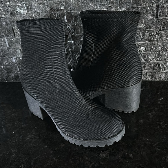 Ladies Dirty Laundry boots, size 9, only worn once, stretchy fabric upper. - Picture 2 of 5